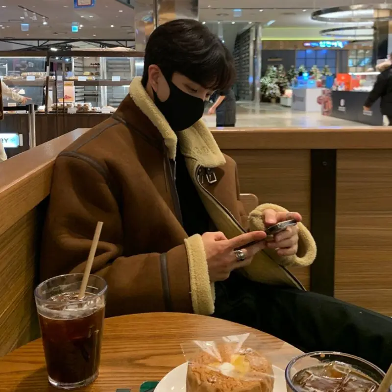 Man’s Coat Winter Vintage Fleece Stand Collar Splicing Long Sleeve Velvet Thickening High Street Bomber Pocket Jacket Clothing
Man’s Coat Winter Vintage Fleece Stand Collar Splicing Long Sleeve Velvet Thickening High Street Bomber Pocket Jacket Clothing