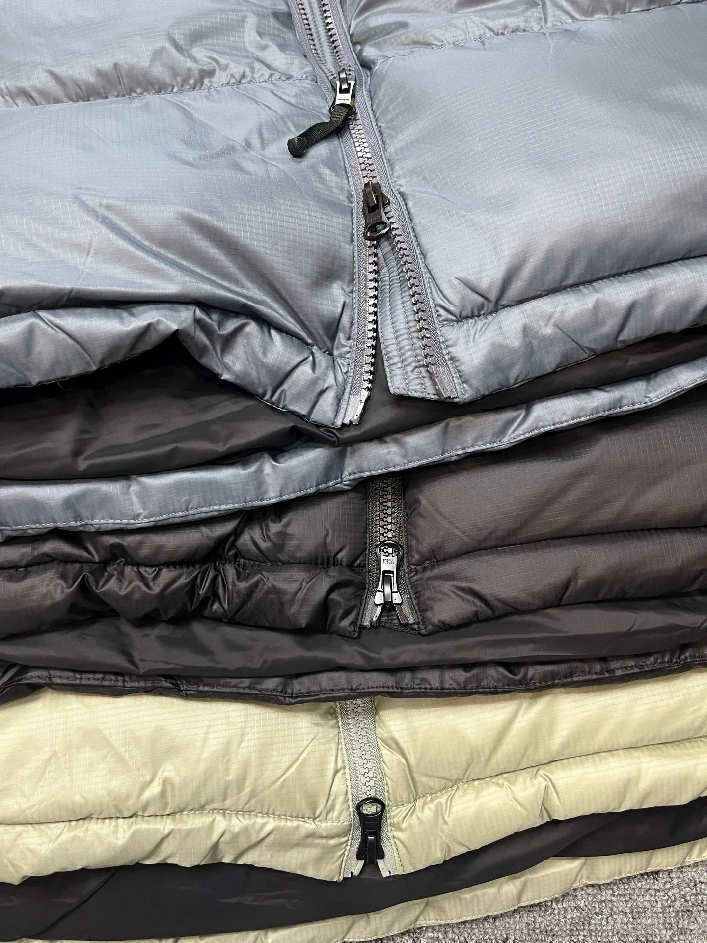 سترة GDW PerTEX Quantum معزولة بالريش مع غطاء للرأس، دافئة ومريحة، بأسلوب شبابي عصري، سميكة للخريف والشتاء سترة GDW PerTEX Quantum معزولة بالريش مع غطاء للرأس، دافئة ومريحة، بأسلوب شبابي عصري، سميكة للخريف والشتاء