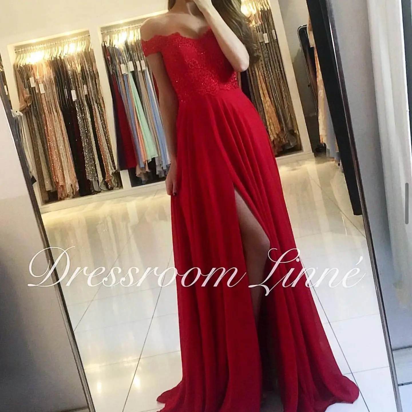 Женское платье макси с открытыми плечами, а-силуэт
Женское платье макси с открытыми плечами, а-силуэт