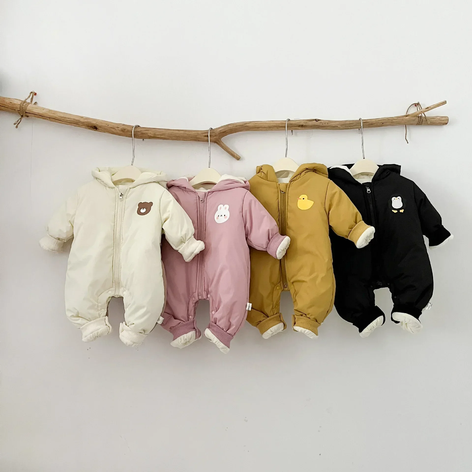 Korean Winter Baby Boys Jumpsuit Plus Velvet Thick Hooded Cartoon Infant Boys Rompers Cotton Padded Toddler Boys Snowwears
Korean Winter Baby Boys Jumpsuit Plus Velvet Thick Hooded Cartoon Infant Boys Rompers Cotton Padded Toddler Boys Snowwears