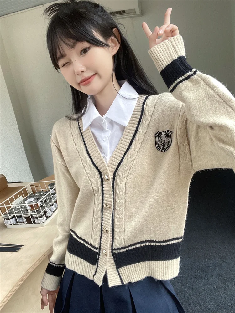 Fake two-piece lapel sweater cardigan women new 2023 autumn Korean style college style loose long-sleeved knitted top aesthetic
Fake two-piece lapel sweater cardigan women new 2023 autumn Korean style college style loose long-sleeved knitted top aesthetic