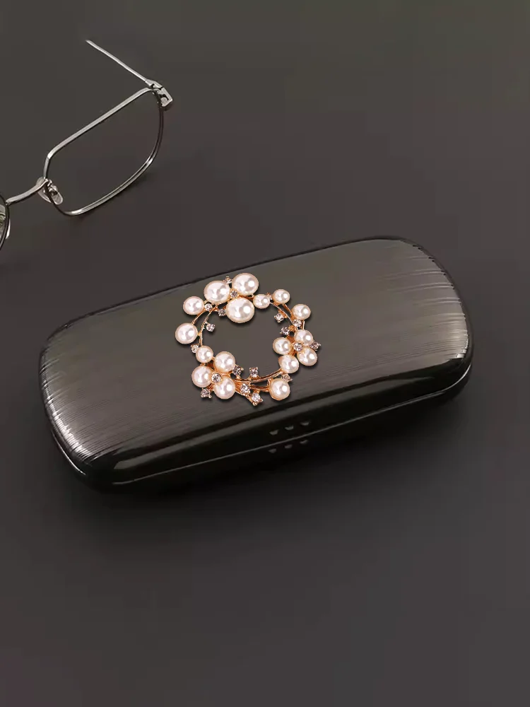Aluminum Eyewear Cases Essential Protection for Glasses - Natural Two-Leaf Decor
Aluminum Eyewear Cases Essential Protection for Glasses - Natural Two-Leaf Decor