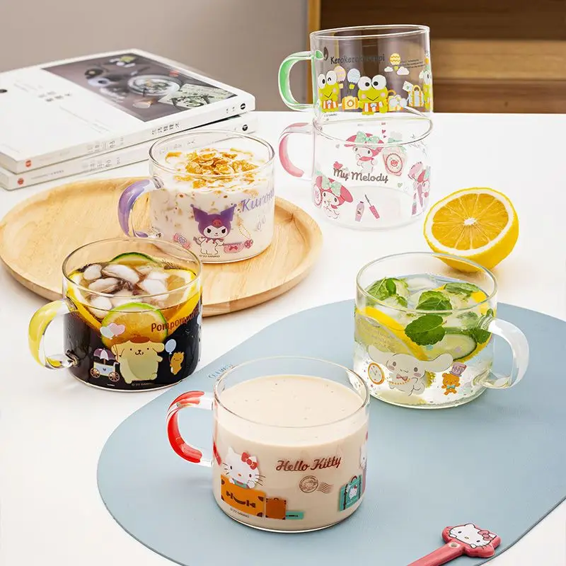 Hellokitty Cinnamoroll Glass Sanrio Kawaii Kuromi молочная чашка для девочек милые детские стеклянные стаканы Ins красивая чашка для завтрака
Hellokitty Cinnamoroll Glass Sanrio Kawaii Kuromi молочная чашка для девочек милые детские стеклянные стаканы Ins красивая чашка для завтрака