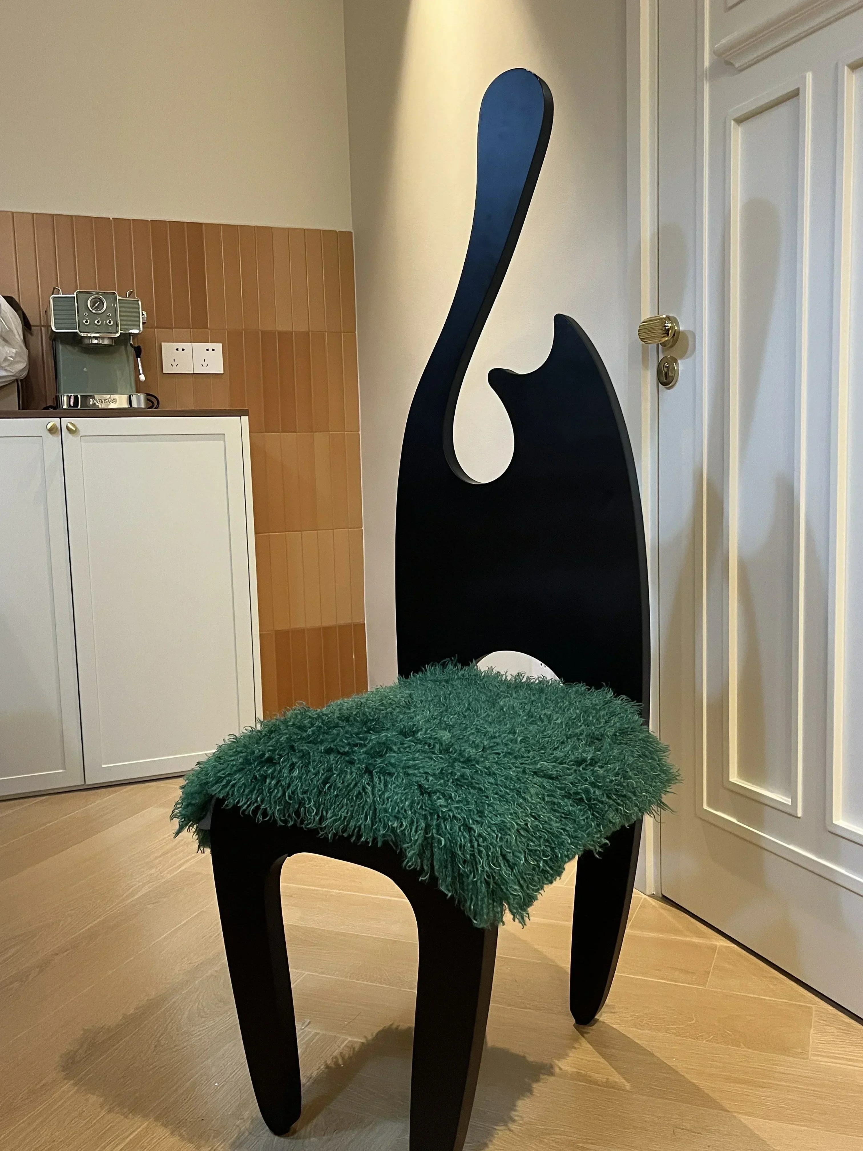 

Индивидуальный тихий дизайнерский винтажный обеденный стул из массива дерева, стул для образцов комнаты, плюшевый ассиметричный стул для дома в стиле средней древней местности