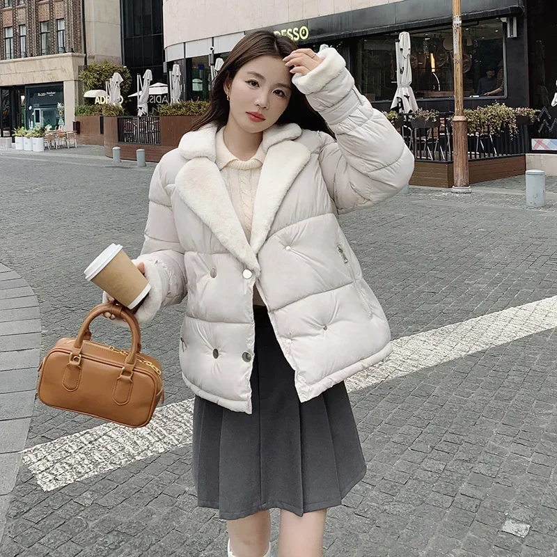 European and American down cotton jacket women's short loose fitting imitation lamb hair suit collar 2023 new winter
European and American down cotton jacket women's short loose fitting imitation lamb hair suit collar 2023 new winter