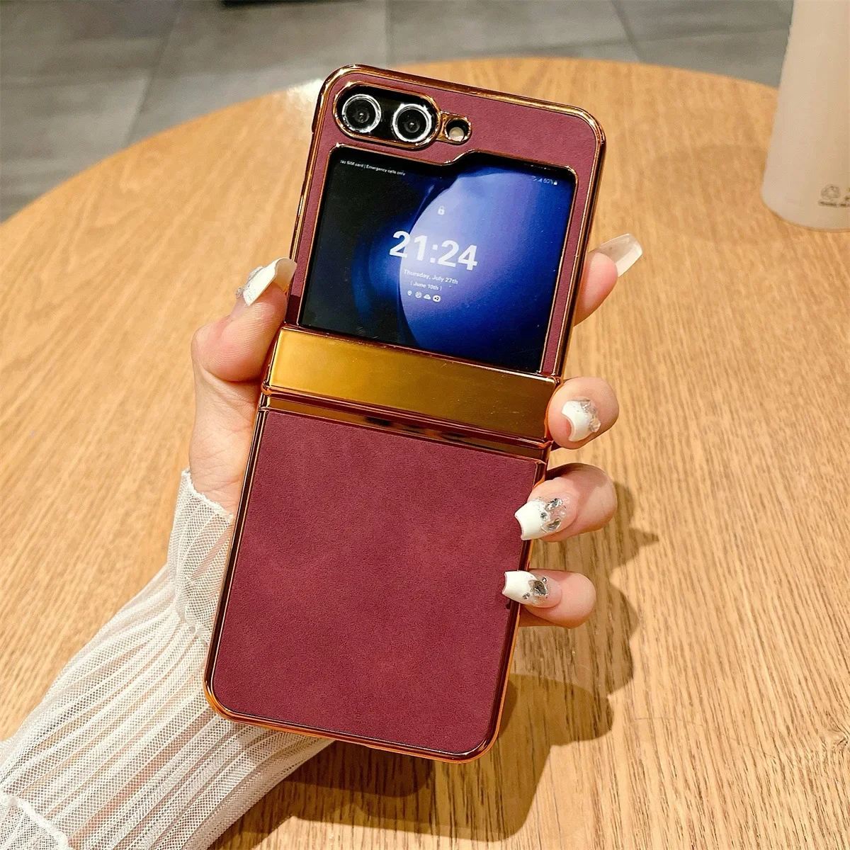 Гальванизированный кожаный чехол в стиле ретро для телефона Samsung Galaxy Z Flip 5 4 3, защитный чехол с пружинным вращающимся шарниром
Гальванизированный кожаный чехол в стиле ретро для телефона Samsung Galaxy Z Flip 5 4 3, защитный чехол с пружинным вращающимся шарниром