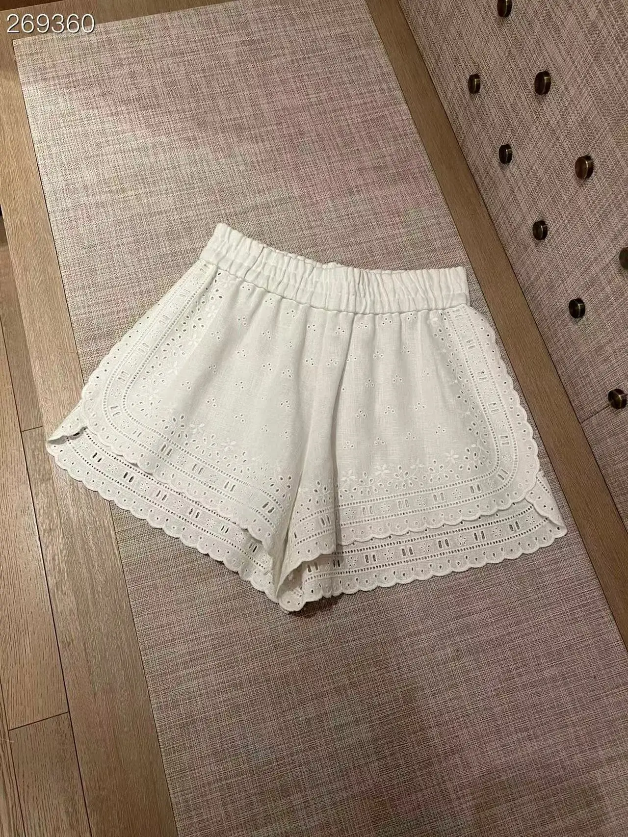 High Quality Women's Shorts Casual Embroidery Vacation Waist Elastic Fashion Runway Spring Summer 2022 New White Shorts
High Quality Women's Shorts Casual Embroidery Vacation Waist Elastic Fashion Runway Spring Summer 2022 New White Shorts