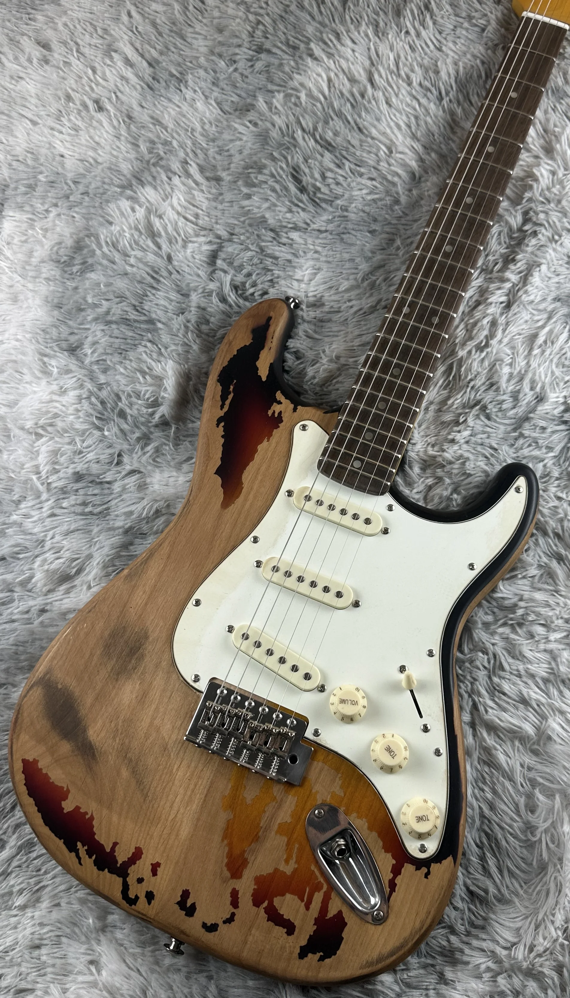 Made old electric guitar, imported alder body, gold accessories, handwritten signature, in stock, lightning free shipping
Made old electric guitar, imported alder body, gold accessories, handwritten signature, in stock, lightning free shipping
