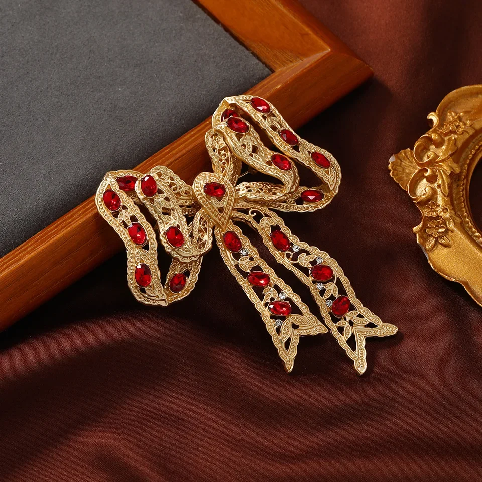

Medieval Vinage Retro Personalized Bow Knot Brooch Alloy Rhinestone Emblem Chest Flower Men's And Women's Clothing Accessories