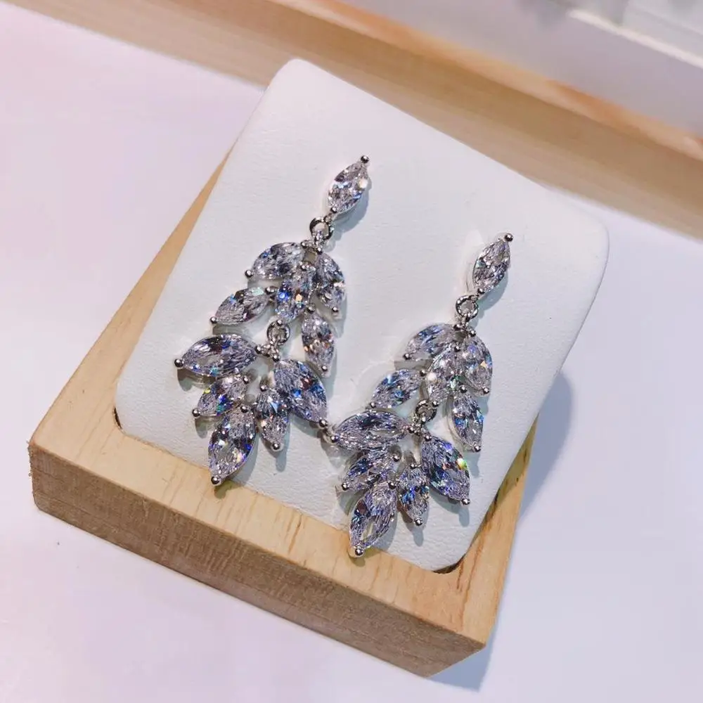 Fashion Beautiful Leaf Design Drop Earring White Color Summer Fashion Ear Jewelry Large AAA Zircon Lady Luxury Accessories E-654 
Fashion Beautiful Leaf Design Drop Earring White Color Summer Fashion Ear Jewelry Large AAA Zircon Lady Luxury Accessories E-654