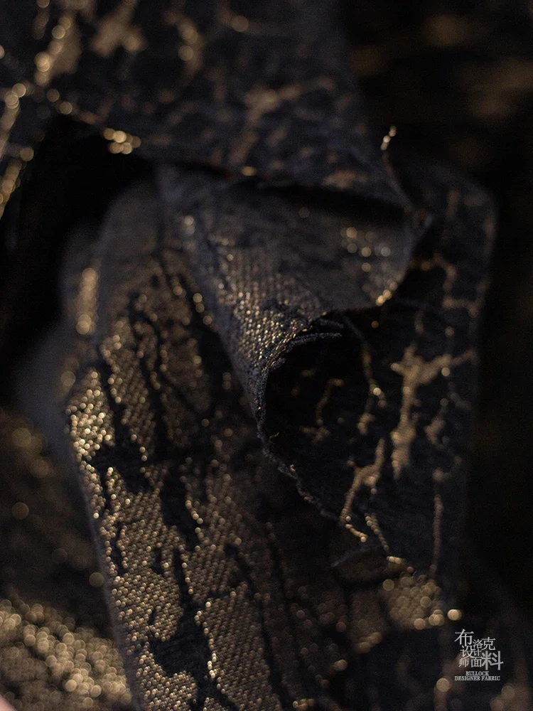 Жаккардовая ткань в китайском стиле черного и золотого цвета для творчества, верхней одежды, модных дизайнерских платьев, ткани на метр, материал для шитья, оптовая продажа
Жаккардовая ткань в китайском стиле черного и золотого цвета для творчества, верхней одежды, модных дизайнерских платьев, ткани на метр, материал для шитья, оптовая продажа