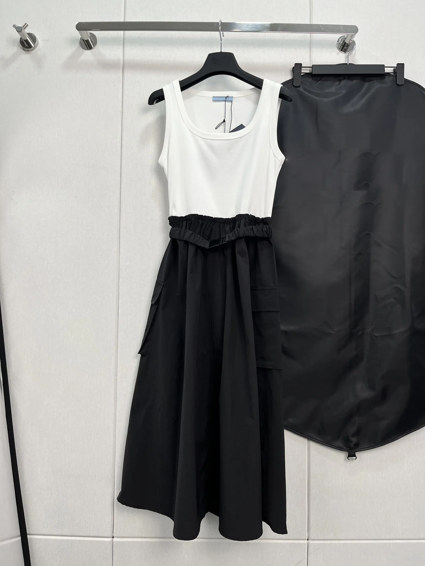 2023Spring and summer new color contrast pleated elastic waist standard decoration sleeveless dress7.7
2023Spring and summer new color contrast pleated elastic waist standard decoration sleeveless dress7.7