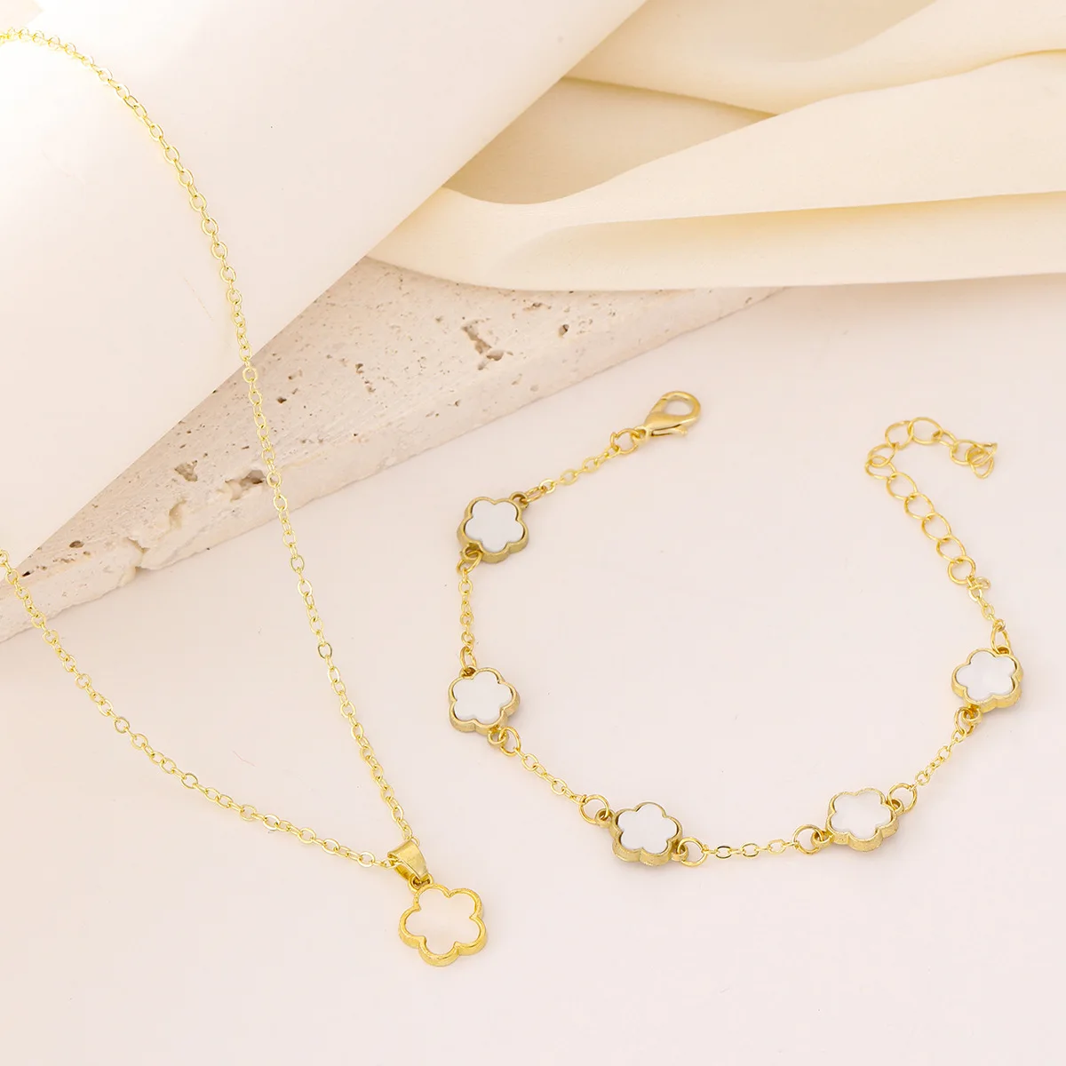 2pc Trend New Lucky Five-Leaf Flower Adjustable Necklace Bracelet Ladies Luxury Charm lively Party Jewelry Gifts 25 S1fff436a29db4f538d321feeb08efbdbH