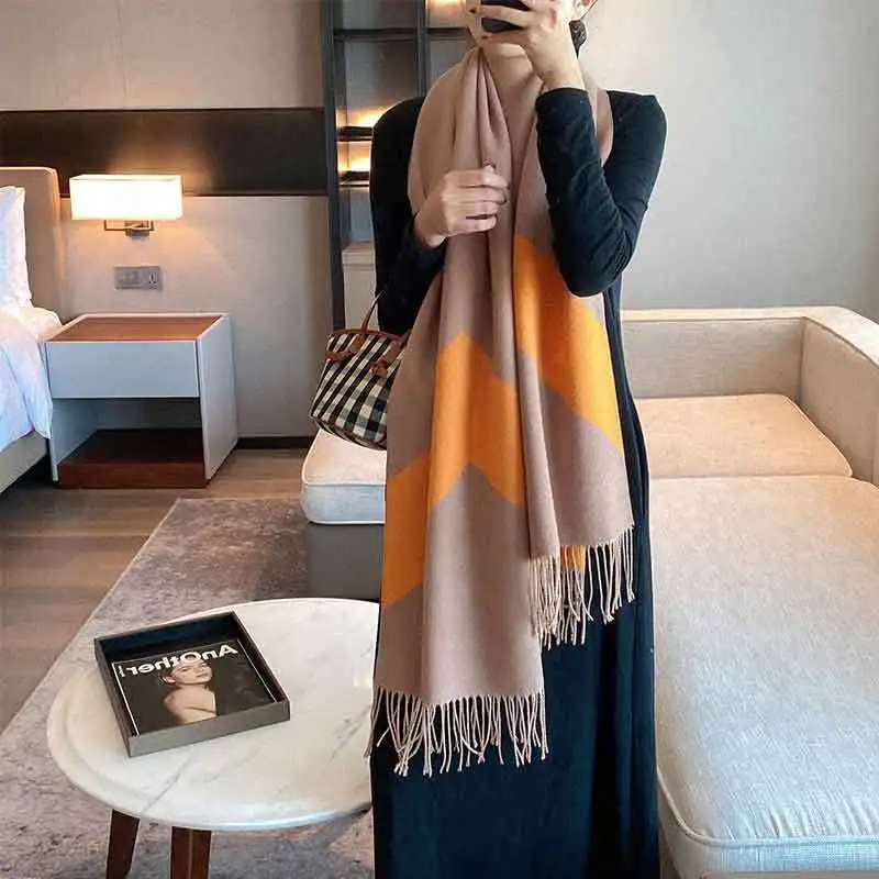 2022 winter new decorative tassels with shawls for warmth and thickening color matching jacquard scarf and cashmere like scarf
2022 winter new decorative tassels with shawls for warmth and thickening color matching jacquard scarf and cashmere like scarf