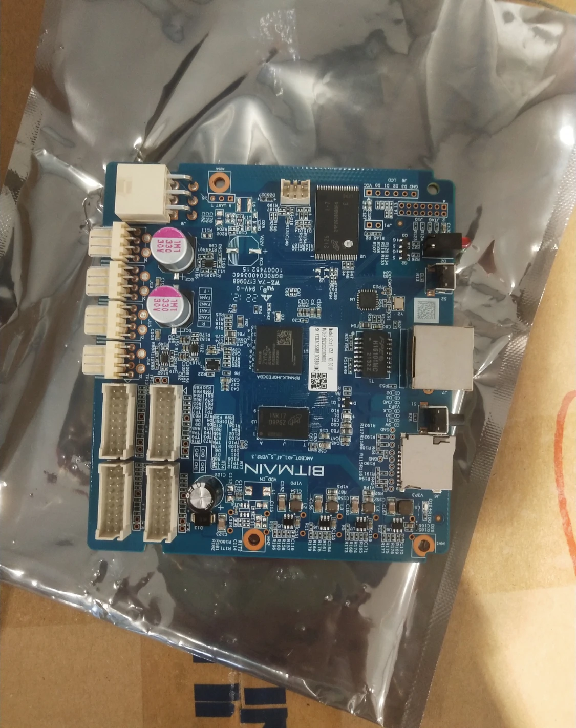New BITMAIN Antminer S19 T19 S19 Pro Data Circuit Board Control Board Motherboard Replace For Bad Antminer S19 T19 S19 Pro
New BITMAIN Antminer S19 T19 S19 Pro Data Circuit Board Control Board Motherboard Replace For Bad Antminer S19 T19 S19 Pro