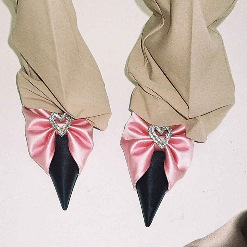 

Женские атласные туфли-лодочки в стиле Ins с бантом-бабочкой и кристаллами, привлекательные туфли с ремешком на щиколотке и острым носком на высоком каблуке, женские туфли-лодочки