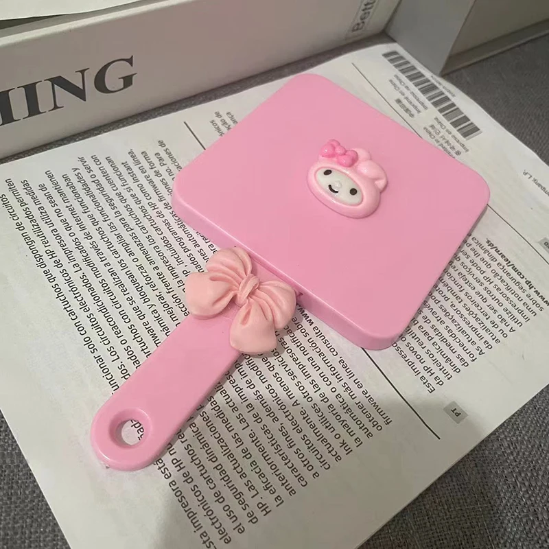 Милое портативное зеркало для макияжа Sanrio с выдвижной ручкой, мультяшное зеркало с ручкой для студентов, подарок на день рождения Kuromi
Милое портативное зеркало для макияжа Sanrio с выдвижной ручкой, мультяшное зеркало с ручкой для студентов, подарок на день рождения Kuromi