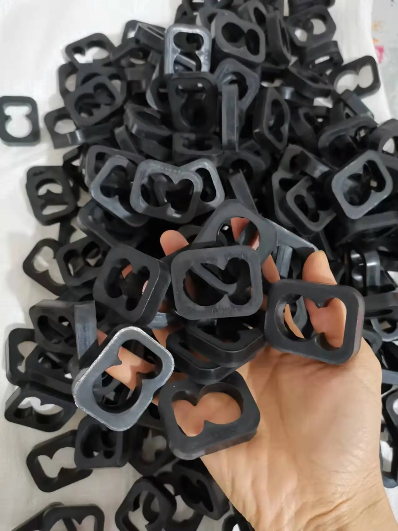 

100pcs Rubber Clamp Milking Tube& Twin Air Hose Fix Clip For Cow Goat Sheep Milking Machines