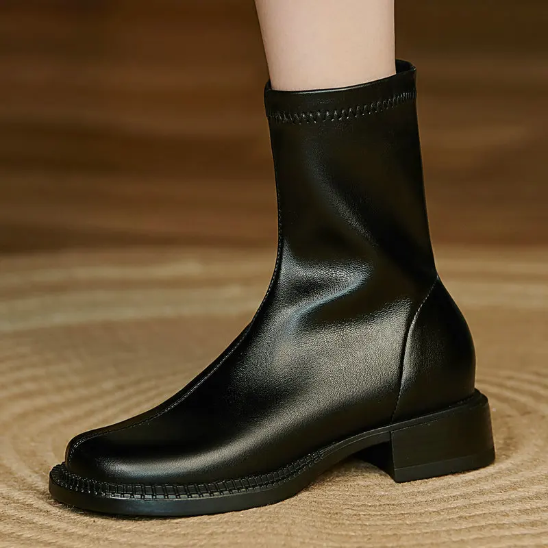 Женские ботильоны из натуральной кожи, с круглым носком, на низком каблуке
Женские ботильоны из натуральной кожи, с круглым носком, на низком каблуке