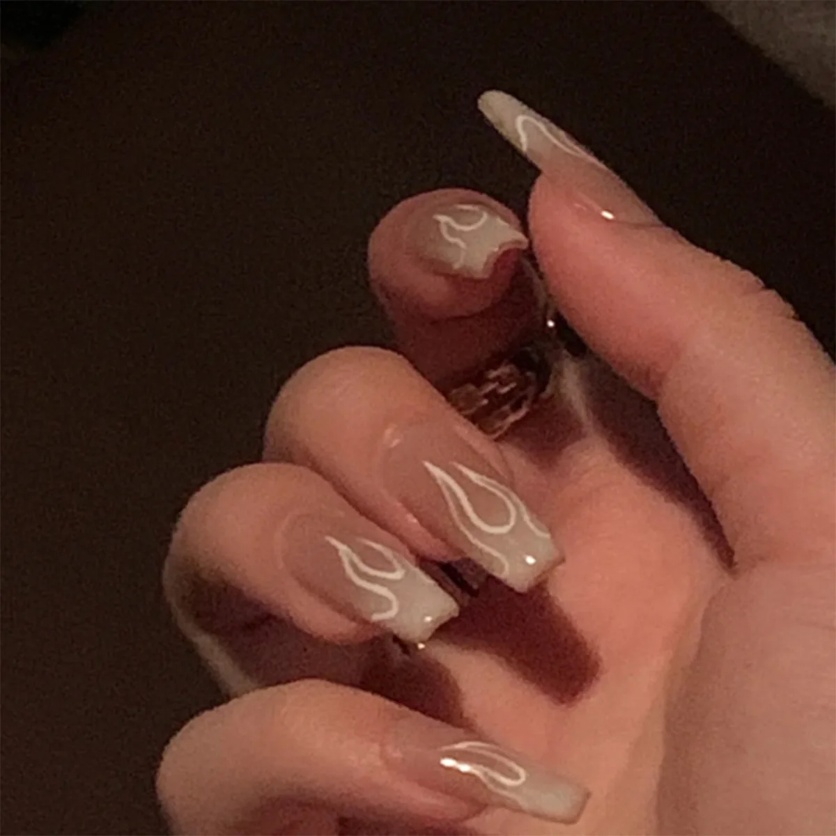 

Белый дизайн французского пламени носимые Длинные накладные ногти для балета полное покрытие съемные Готовые накладные ногти нажимайте на ногти с клеем