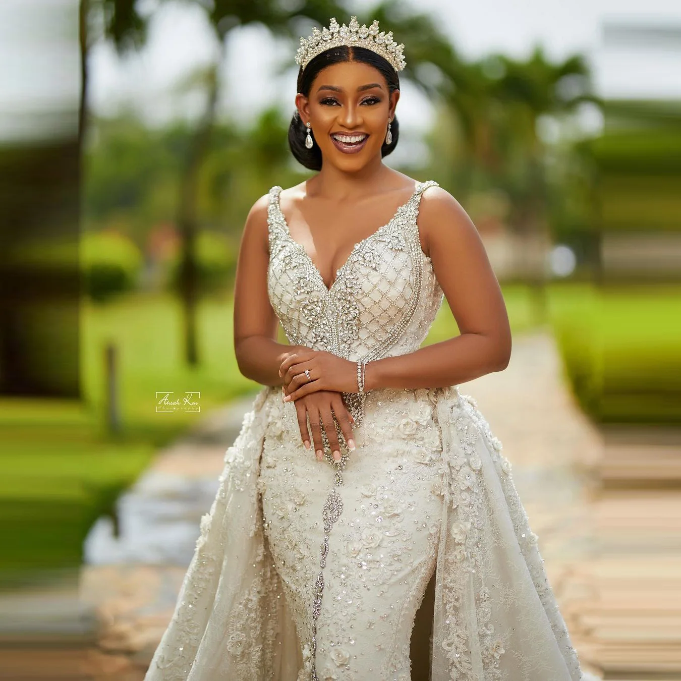 Luxury 3D Floral Appliques Garden Mermaid Wedding Dress Overskirt Train Heavy Crystals Beads Country Backless Bridal Gown 2023
Luxury 3D Floral Appliques Garden Mermaid Wedding Dress Overskirt Train Heavy Crystals Beads Country Backless Bridal Gown 2023