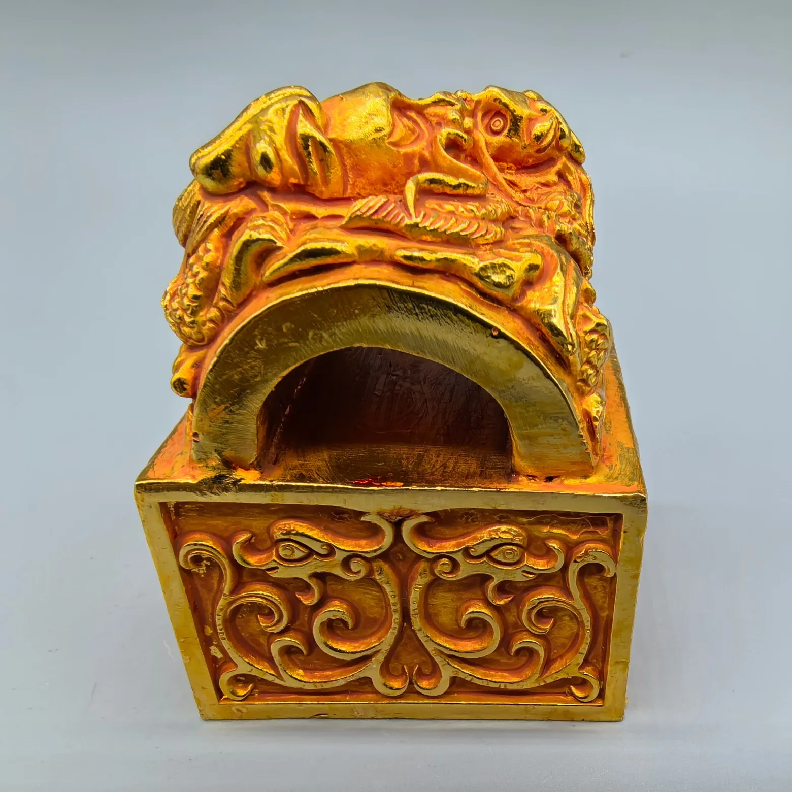 

Home Handicrafts Gilded Dragon Seals Exquisite Workmanship Beautiful Shapes and Collectible Value