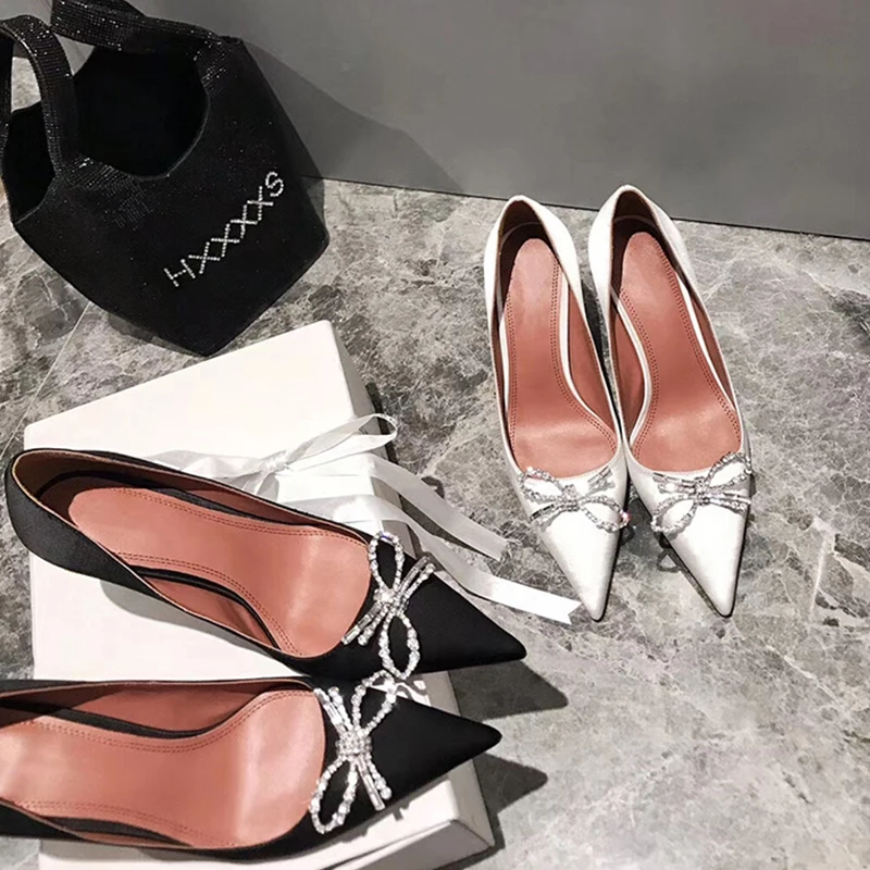 Bow-knot Rhinestones Sandals Pointed Toe Women Shoes Summer Wild Zapatillas Mujer Cover Heel Stiletto Black Silk Female Pumps
Bow-knot Rhinestones Sandals Pointed Toe Women Shoes Summer Wild Zapatillas Mujer Cover Heel Stiletto Black Silk Female Pumps