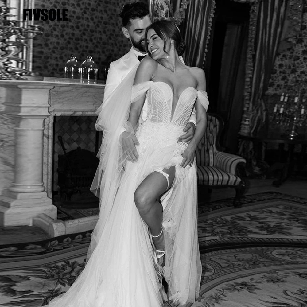 Женское атласное платье-трапеция с открытыми плечами и жемчужинами
Женское атласное платье-трапеция с открытыми плечами и жемчужинами