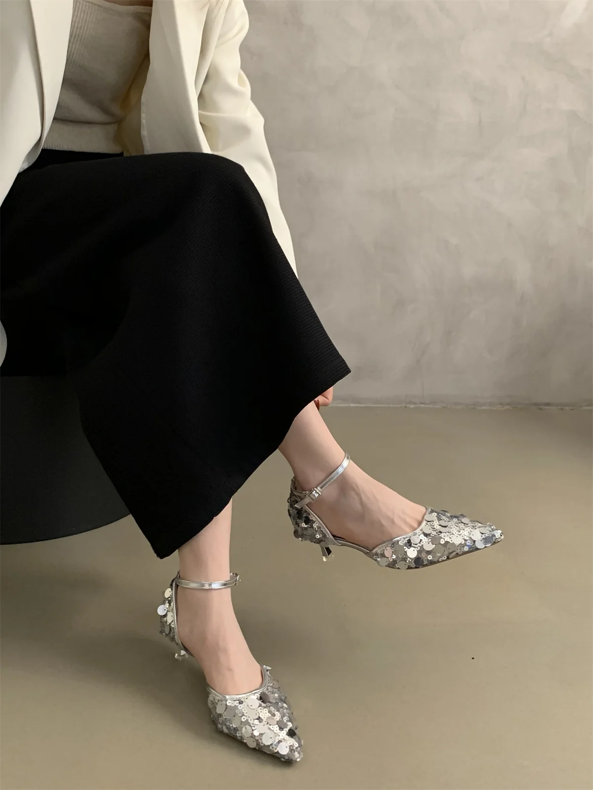 

Мюли женские серебристые с блестками, туфли-лодочки, женская обувь 2024, модная обувь с острым носком, сандалии, женская обувь на высоком каблуке с ремешком на пятке