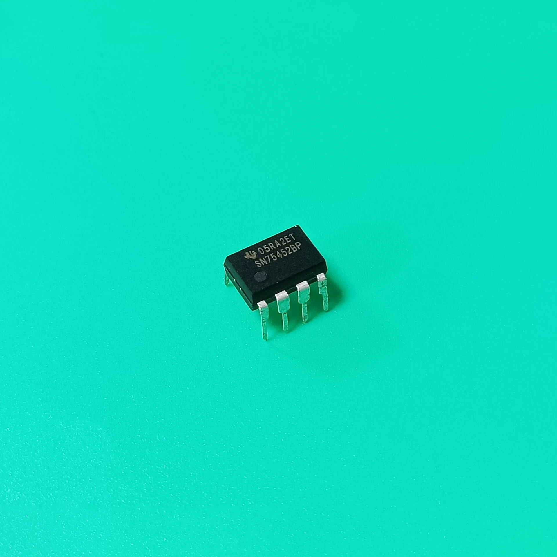 10 шт./лот SN75452BP DIP8 SN75452 BP IC периферийный драйвер 5,25 в 8DIP SN75452BPE4 SN75452B PE4 SN 75452BP 75452
10 шт./лот SN75452BP DIP8 SN75452 BP IC периферийный драйвер 5,25 в 8DIP SN75452BPE4 SN75452B PE4 SN 75452BP 75452
