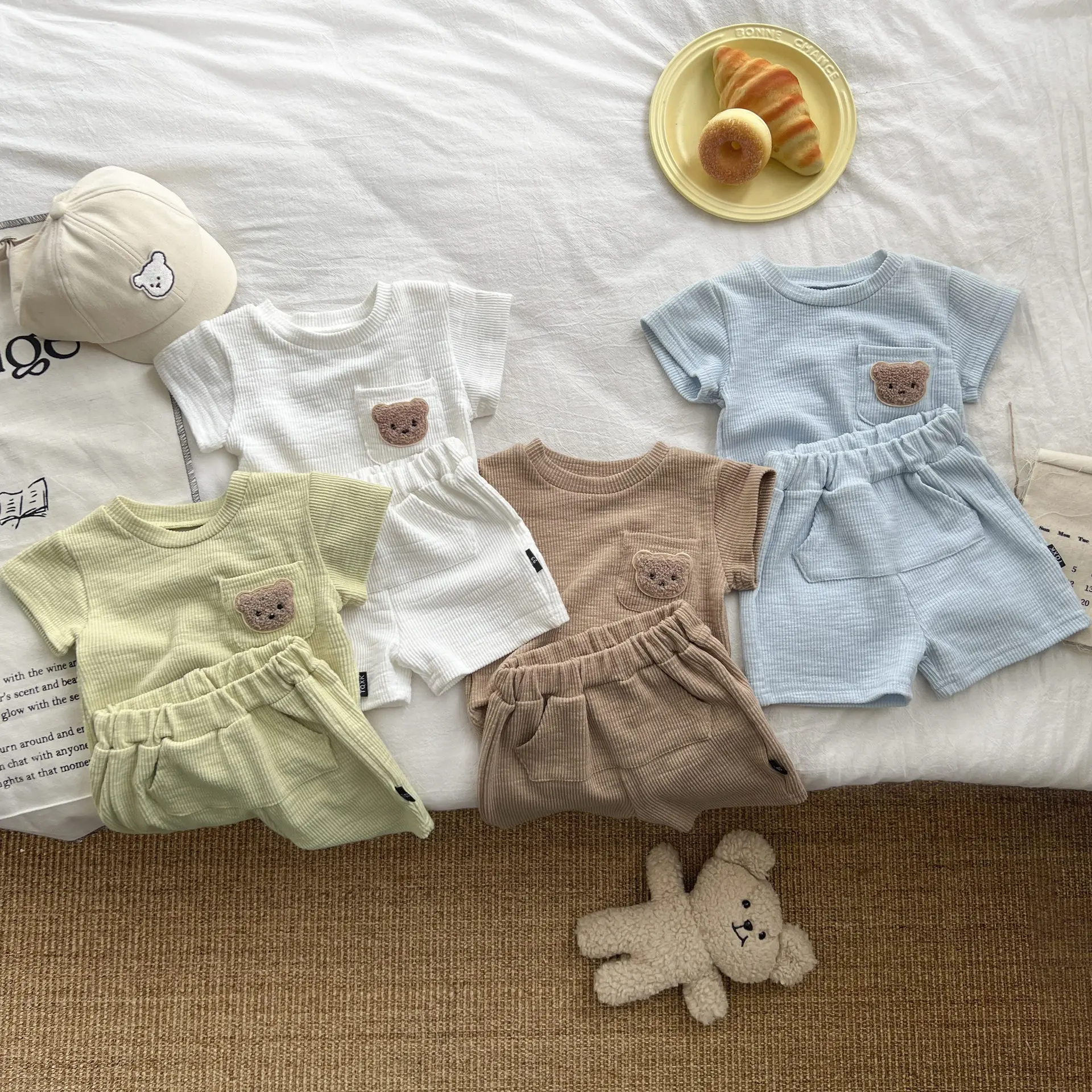 

Корейский Летний комплект одежды для маленьких мальчиков из 2 предметов, хлопковые тонкие футболки с коротким рукавом и медведем, однотонные мягкие шорты, костюм