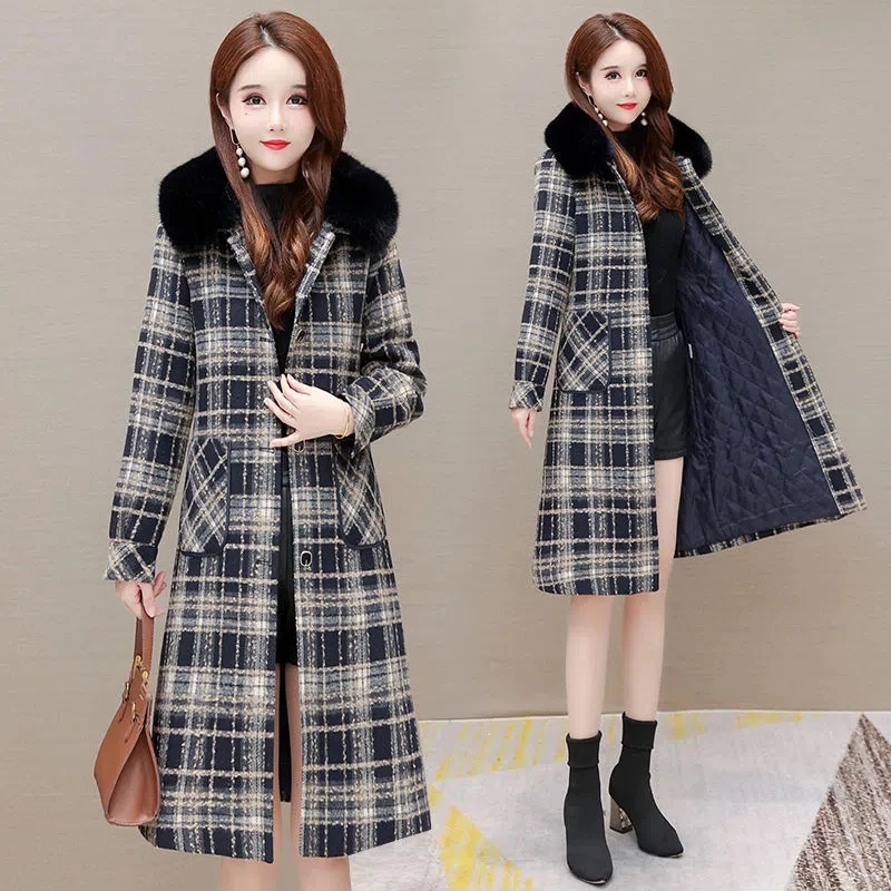 2022 Winter New Plaid Woolen Coat Women Temperament High Fashion Slim Wool Jacket Female Fur Collar Large Size Thick Outerwear
2022 Winter New Plaid Woolen Coat Women Temperament High Fashion Slim Wool Jacket Female Fur Collar Large Size Thick Outerwear