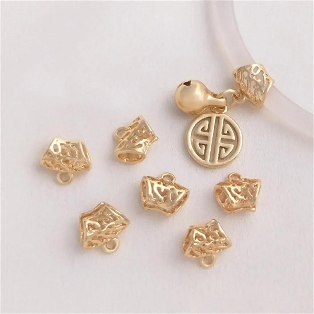 Copper Package 14K Real Gold Open Bow DIY Bracelet Bracelet Rope Sleeve with Hanging Connection Pendant Clip Accessory C054
Copper Package 14K Real Gold Open Bow DIY Bracelet Bracelet Rope Sleeve with Hanging Connection Pendant Clip Accessory C054