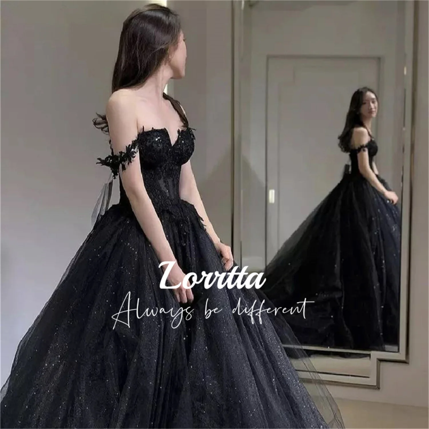 Lorrtta Sexy Black Ball Gown Sweetheart Off Shoulder A Line Tulle Lace Appliqué Backless Gothic Wedding Dress Puffy شارون سعيد
Lorrtta Sexy Black Ball Gown Sweetheart Off Shoulder A Line Tulle Lace Appliqué Backless Gothic Wedding Dress Puffy شارون سعيد