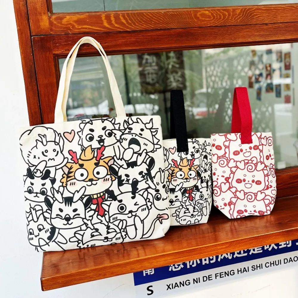 Большая вместительная Холщовая Сумка, Новая китайская сумка Loong для чашки воды с ручкой, мультяшная сумка для покупок
Большая вместительная Холщовая Сумка, Новая китайская сумка Loong для чашки воды с ручкой, мультяшная сумка для покупок