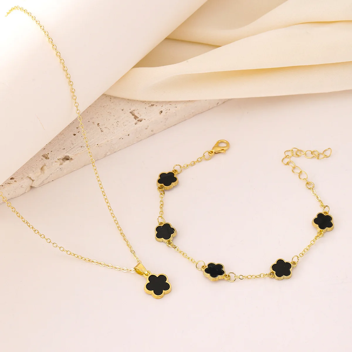 2pc Trend New Lucky Five-Leaf Flower Adjustable Necklace Bracelet Ladies Luxury Charm lively Party Jewelry Gifts 22 S224e8d30d3014baa975bca07fbfd22726