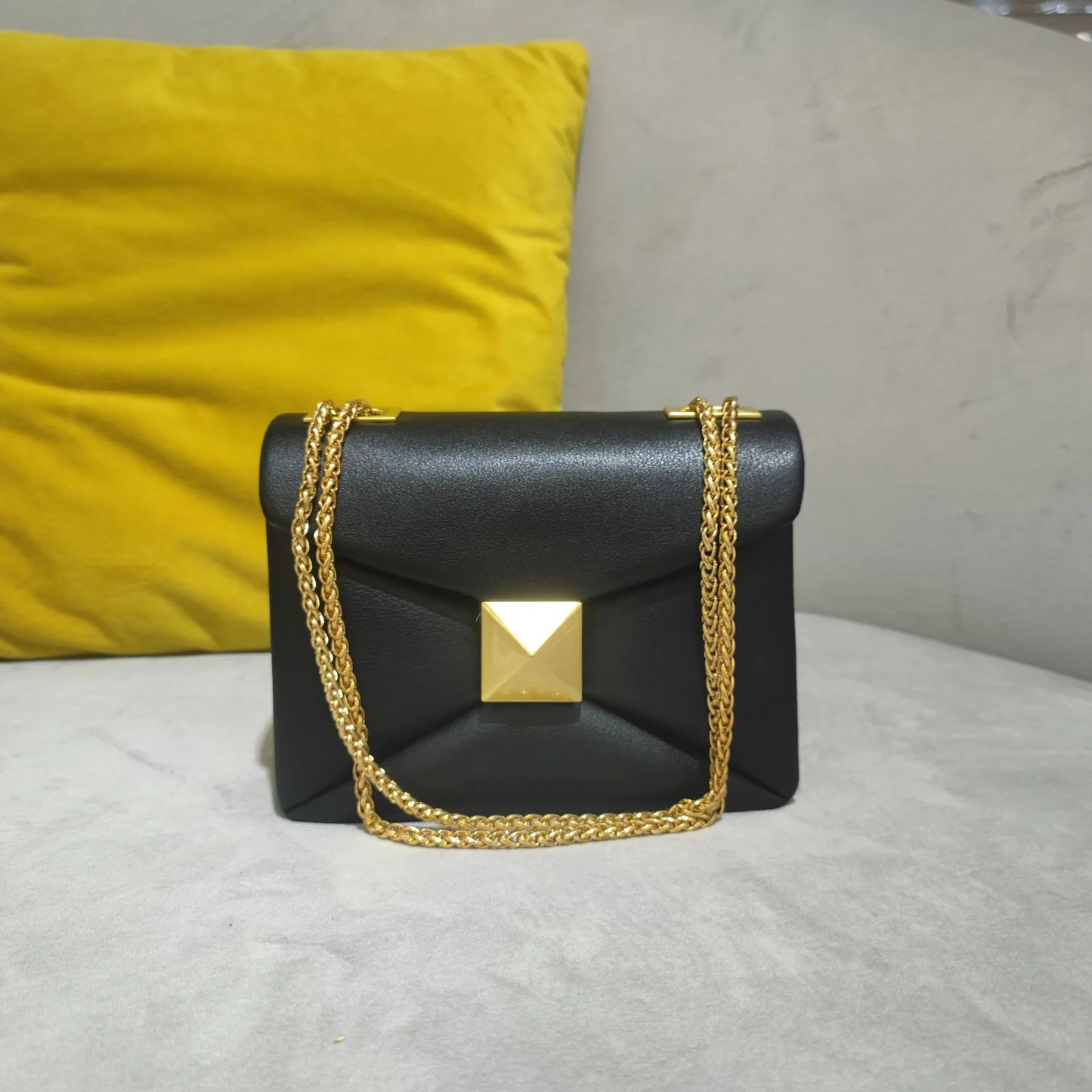 2024 New Lingge Chain Women's Bag Small and High end Texture Rivet Bag Single Shoulder Underarm Crossbody Bag
2024 New Lingge Chain Women's Bag Small and High end Texture Rivet Bag Single Shoulder Underarm Crossbody Bag