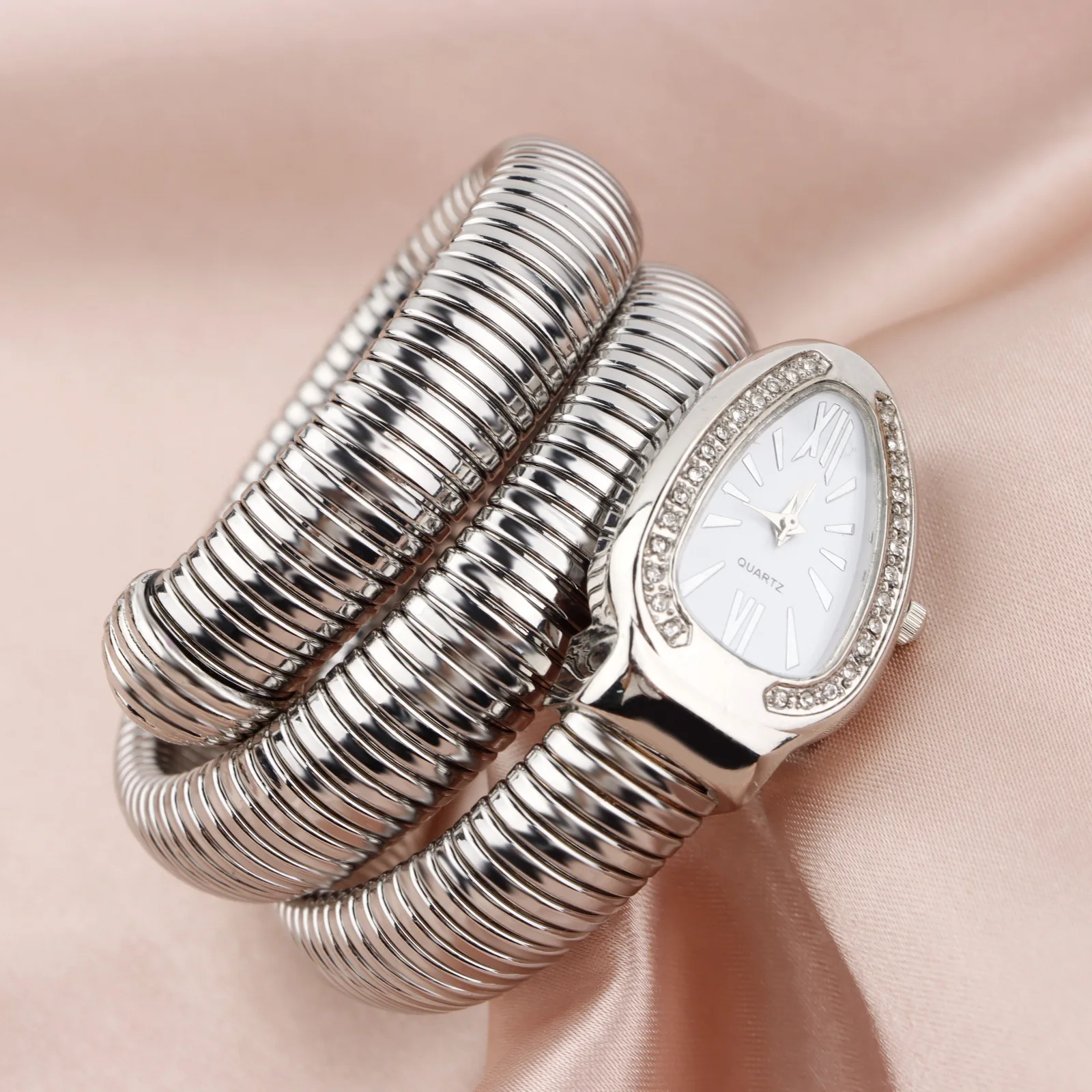 Luxury Women's Watches Snake Shape Bracelet Wrist Watch For Women Steel Unique Gold Quartz Ladies Watch Clock Relogio Feminino Luxury Women's Watches Snake Shape Bracelet Wrist Watch For Women Steel Unique Gold Quartz Ladies Watch Clock Relogio Feminino