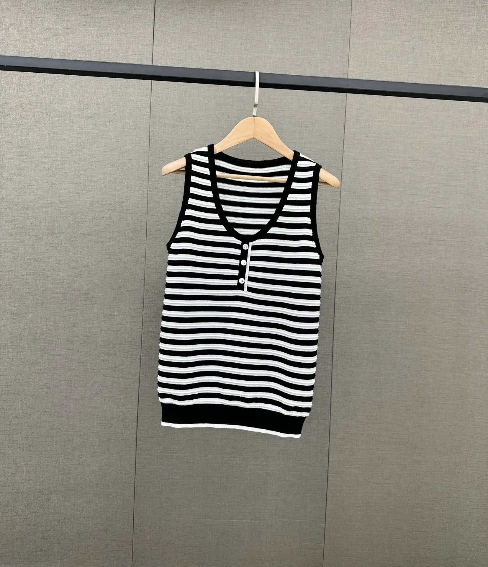 Новинка лета 2024, женская одежда, классический универсальный свитер в полоску без рукавов 0430
Новинка лета 2024, женская одежда, классический универсальный свитер в полоску без рукавов 0430