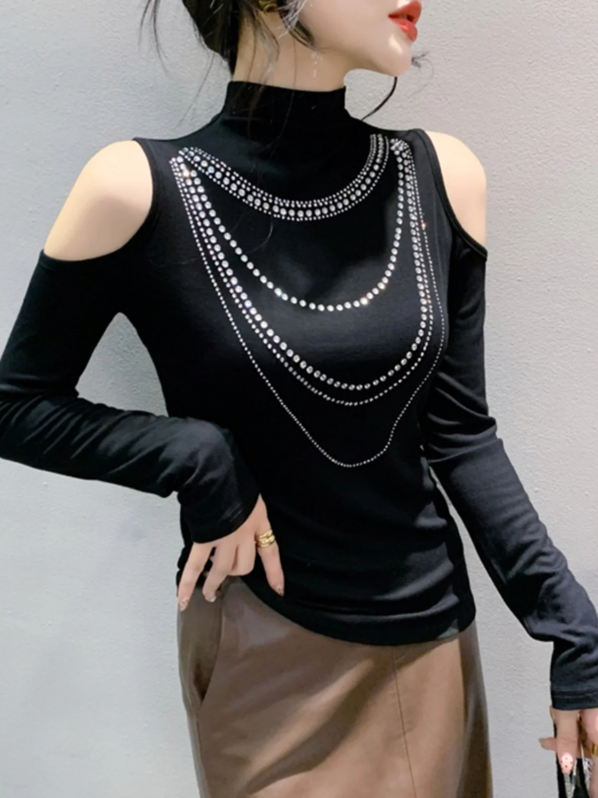 

#8989 Black Off Shoulder T Shirt Women Rivet Sexy Skinny Short Tshirt Female Long Sleeve Streetwear Turtleneck Tshirt Autumn