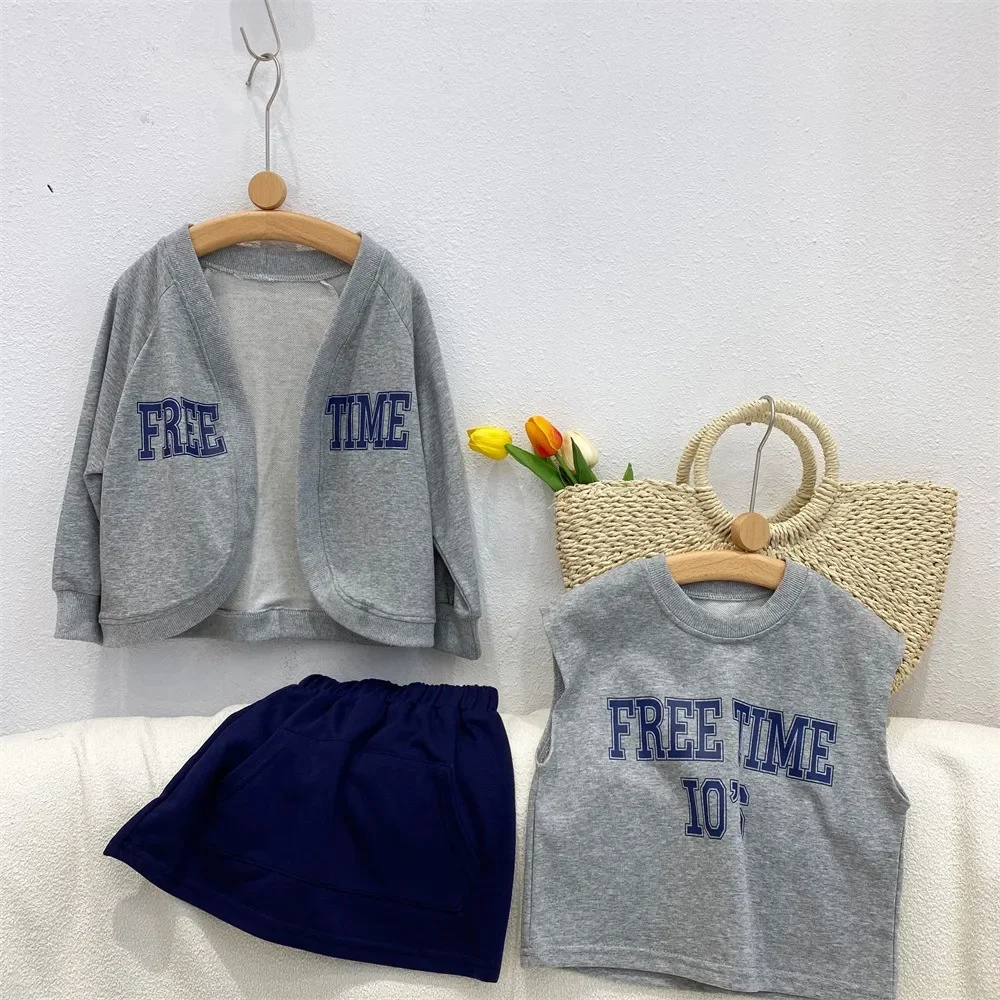 Three Pieces Spring Autumn Baby Girls Clothes Grey Letter Print Coats Cardigans Undershirts Blue Skirts with Pocket
Three Pieces Spring Autumn Baby Girls Clothes Grey Letter Print Coats Cardigans Undershirts Blue Skirts with Pocket