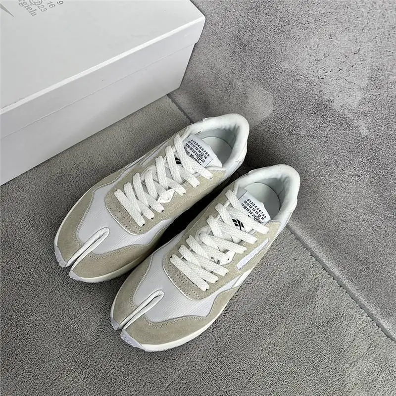 Couple Split Toe Shoes, Dad Shoes, Versatile for Men and Women, Thick Sole, Elevated Leather Fabric Spliced Casual Sports Shoes 
Couple Split Toe Shoes, Dad Shoes, Versatile for Men and Women, Thick Sole, Elevated Leather Fabric Spliced Casual Sports Shoes