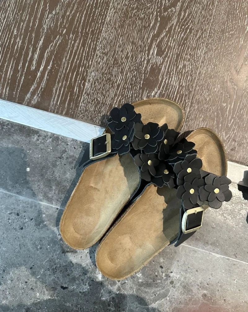 Sweet Flower Decoration Flat Slippers Women Retro Thick Bottom Cross Tied Slide Sandals Comfort Open Toe Designer Beach Sandals 10 S23352a45354e40dca367049da977470di