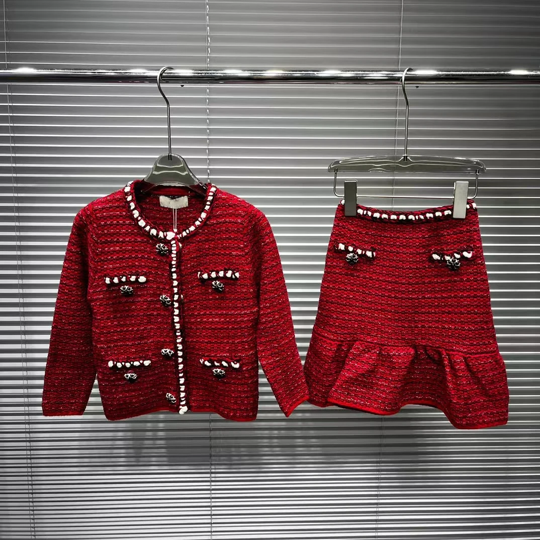 Girl's Clothing Sets Skirt 2024 Spring England style Version Set Simple red coat+Fashionable Skirt Two-piece Suit Boutique wear
Girl's Clothing Sets Skirt 2024 Spring England style Version Set Simple red coat+Fashionable Skirt Two-piece Suit Boutique wear