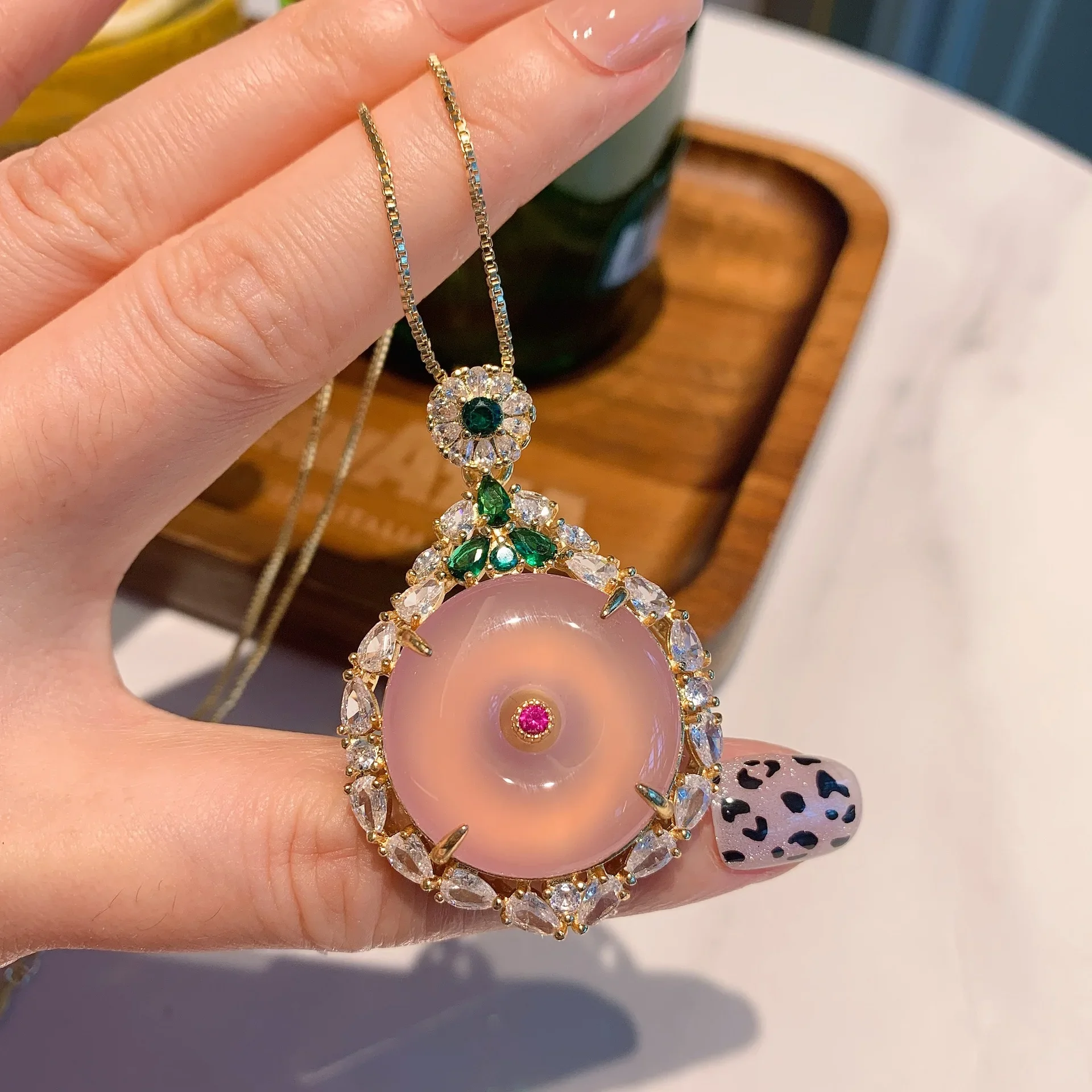 Ne'wJewelry инкрустированный халцедоном золотой кулон, ожерелье с круглой безопасной пряжкой, темперамент, Женский нефритовый кулон оптовая продажа
Ne'wJewelry инкрустированный халцедоном золотой кулон, ожерелье с круглой безопасной пряжкой, темперамент, Женский нефритовый кулон оптовая продажа