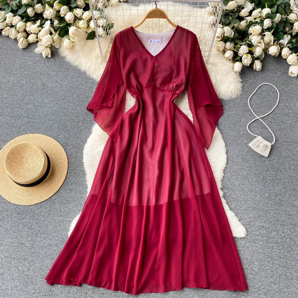 V-neck Sweet Temperament Large Swing Irregular Lantern Sleeve Dress Female Spring French Temperament Pleated Long Dress
V-neck Sweet Temperament Large Swing Irregular Lantern Sleeve Dress Female Spring French Temperament Pleated Long Dress