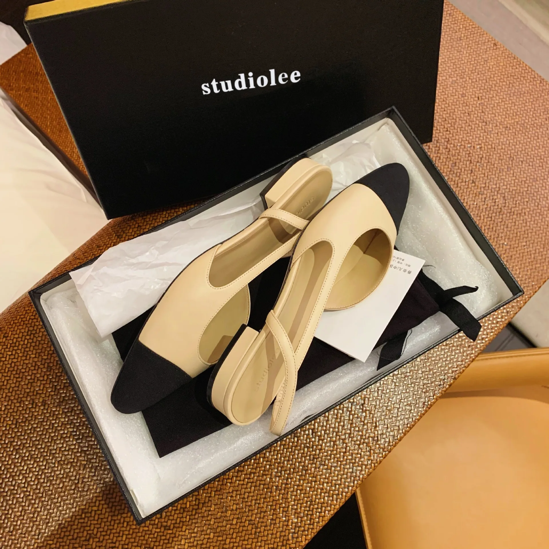 French Temperament Small Round Head Low Heel Baotou Back Empty Flat Single Shoe Sandals Female Summer Low Heel Women's Shoes
French Temperament Small Round Head Low Heel Baotou Back Empty Flat Single Shoe Sandals Female Summer Low Heel Women's Shoes