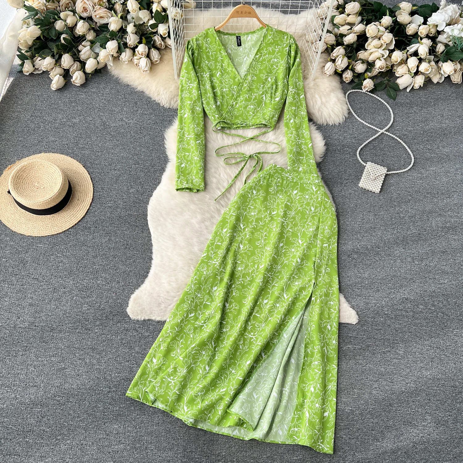 UETEEY Autumn Women's Retro Floral Two-piece Suit French Long-sleeved Slim V-neck Top + Slit Half-length Skirt Beach Party Suit
UETEEY Autumn Women's Retro Floral Two-piece Suit French Long-sleeved Slim V-neck Top + Slit Half-length Skirt Beach Party Suit