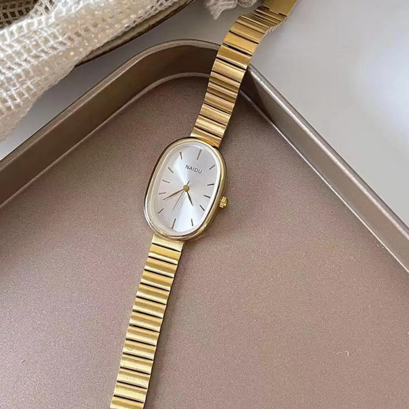 A niche, high-end, simple, retro and light luxury women's watch with an oval dial. The fashionable steel strap is versatile A niche, high-end, simple, retro and light luxury women's watch with an oval dial. The fashionable steel strap is versatile