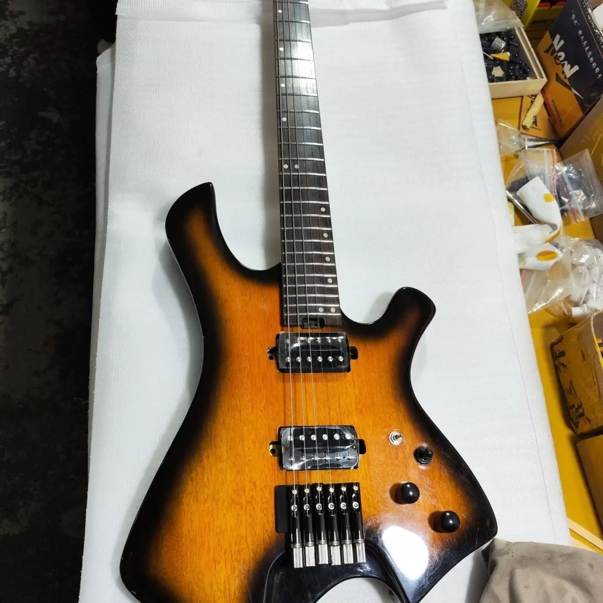 Headless electric guitar beginners practice guitar stainless steel round head product wire Korean pickup special free delivery
Headless electric guitar beginners practice guitar stainless steel round head product wire Korean pickup special free delivery